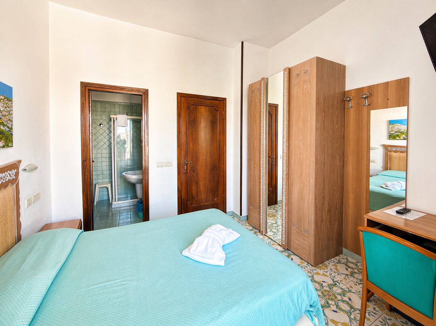 Standardzimmer mit Kleiderschrank und Bad