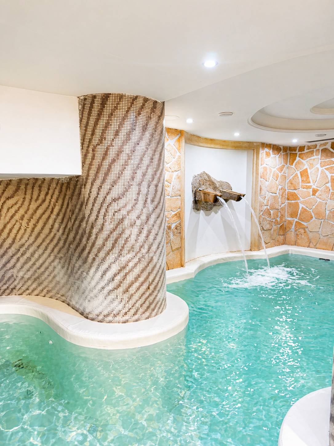 Piscina termale coperta