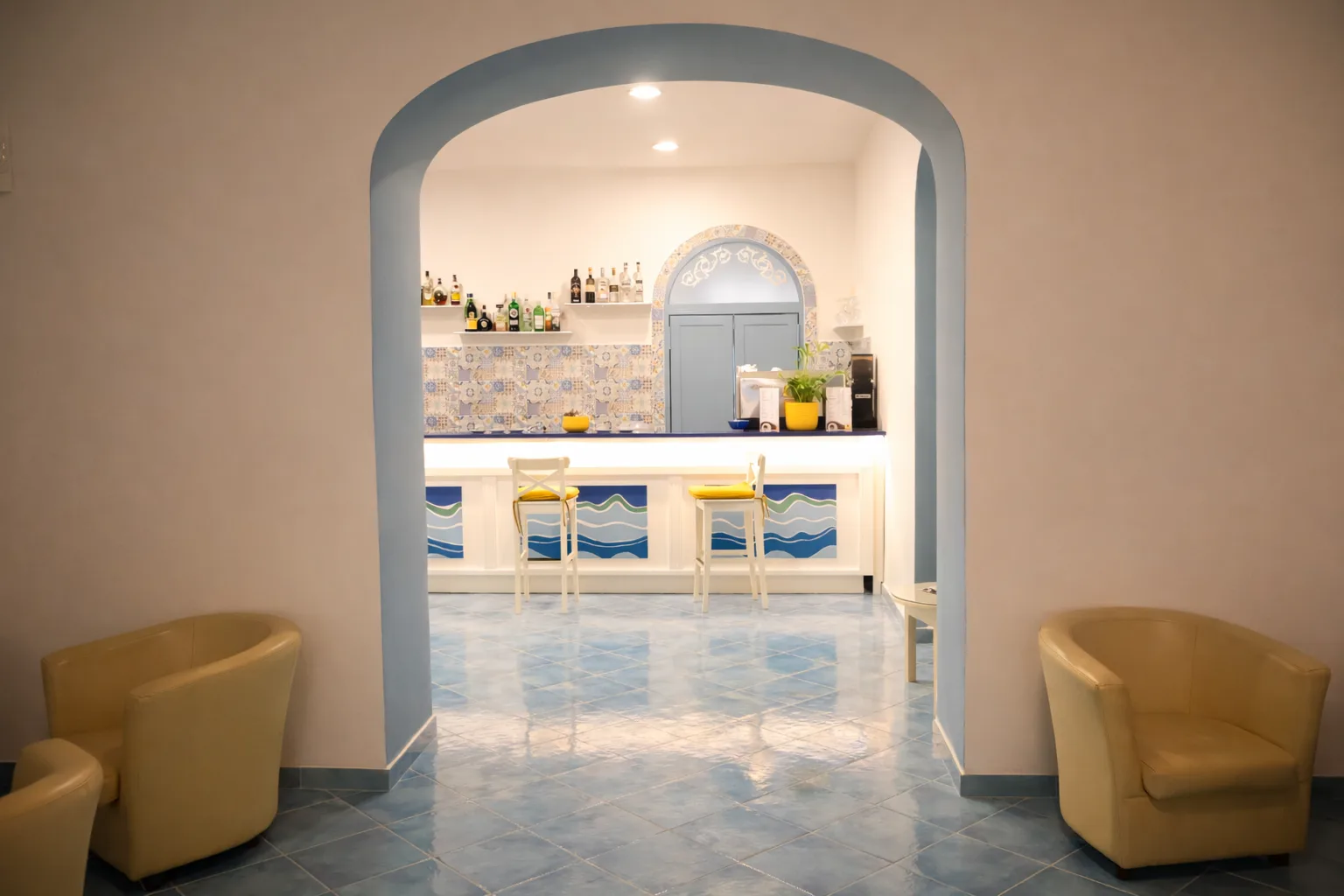 Die Bar von der Lounge aus