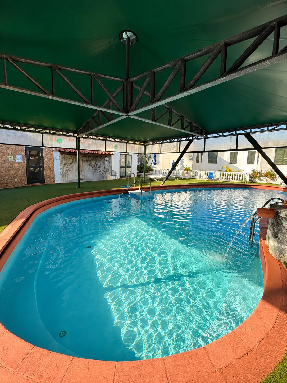 Das Thermalwasser des Innenpools